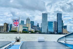 Mit dem River Boat auf der Themse mit Blick auf die Londoner Skyline