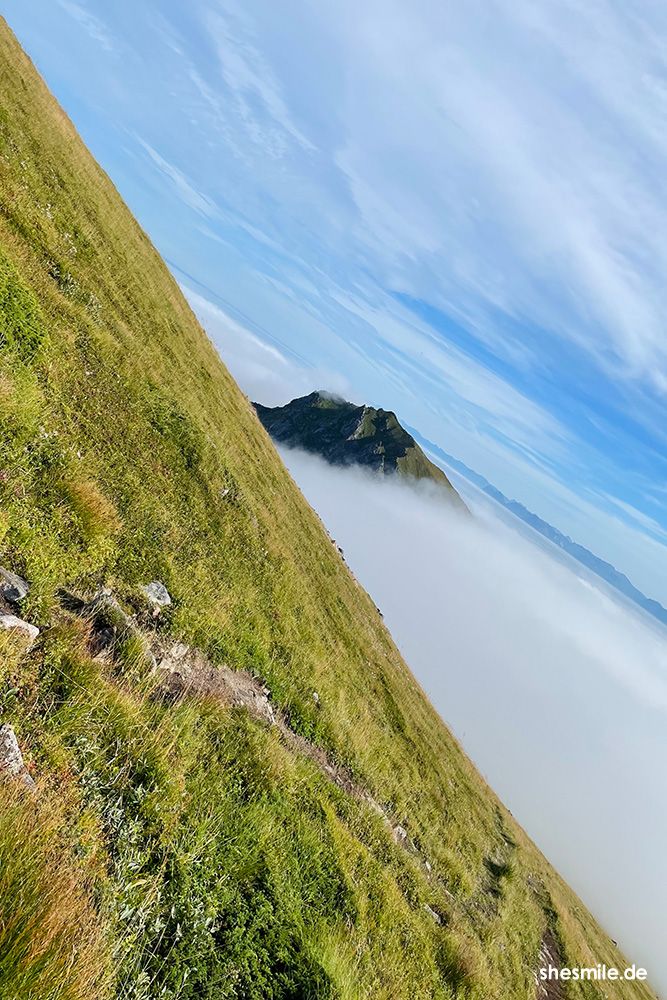Als es uns dann selbst passiert ist, konnten wir es kaum fassen. Ein echtes Naturschauspiel. Auch die Kinder waren total fasziniert, dass wir einfach mal durch die Wolken gelaufen sind und dann über den Wolken, bei Sonnenschein, Picknick machen konnten.