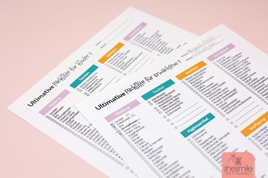 Druckvorlage gestaltet als PDF-E-Book von shesmile für eine Kofferpacken Packliste zum Selberdrucken. Über 200 Gegenstände! Übersichtlich sortiert nach Erwachsenen und Kindern. Eingeteilt in die Themen: Kleidung, Schuhe, Badesachen, Taschen, Hygieneartikel, Apotheke, Verpflegung, Technik, KrimsKrams und Wichtig!