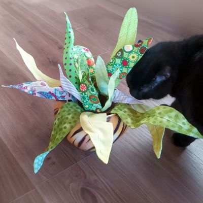 Mit meiner ersten FriedaFlower habe ich mir eine extrem pflegeleichte und katzensichere Buntpflanze genäht. Sie braucht garantiert kein Wasser und für meine Schnurrnasen sind die Blätter ungefährlich. Sie schnuppern höchstens daran...