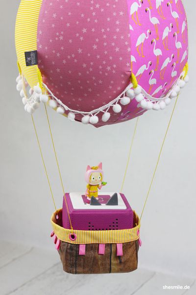 Ein Heißluftballon fliegt durch das Kinderzimmer. Die Toniebox passt perfekt in das Stoffkörbchen meines Adventsballons.