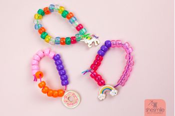 Perlenarmbänder mit Charms Anhängern fädeln und basteln