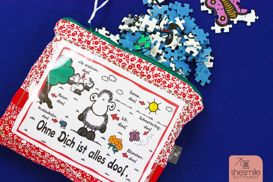 Nähanleitung für alle Größen gestaltet als PDF-E-Book von shesmile für einen schnell genähten Reißverschluss-Beutel, Spielebeutel Zipverpackt. Platzsparend, kunterbunt und ordentlich aufgeräumt. Eine echte Alternative zur kaputten Papp-Verpackung. Sheepworld Puzzle von Mama.
