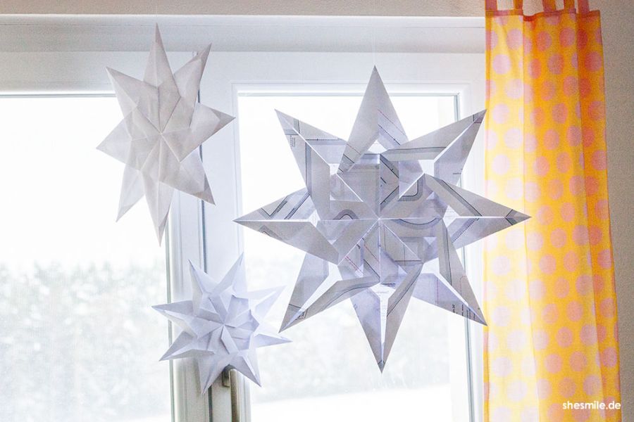 Eine nachhaltige Bastelidee aus Fehldrucken. Sterne basteln mit (Schnittmuster-) Papier als Deko für Weihnachten. Mama-Tochter-Bastelnachmittag mit shesmile DIY