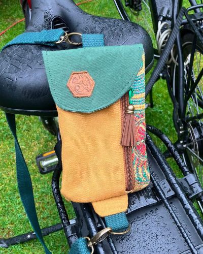 Auf der Suche nach einer Handytasche bin ich auf Smartkram gestoßen. Außen hab ich dicken Baumwollstoff verarbeitet,  innen Baumwolle und Gardinenmusterstoff. Jetzt hab ich endlich eine Tasche für Handy und Gedöns für die Radtour. Beim Stadtbummel sind die Sachen eng am Körper und sicher verwahrt. Meine Freundin hat sich auch so eine gewünscht. 😊
