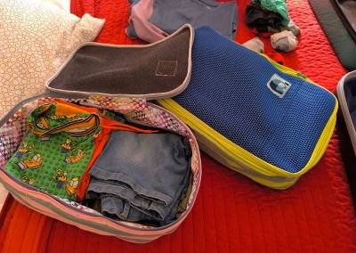 Ich habe den Packwürfel zipKram in den Größen L und XL für meine Kinder genäht. Es war das perfekte Geschenk, um ihnen beizubringen, wie man sein Gepäck packt. Ich habe 3D-Mesh und Canvas verwendet, mit einigen hübschen Beschriftungen.