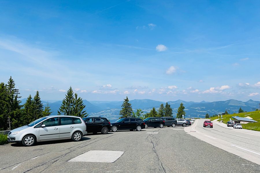 Malerische Passstraße mit weitem Panoramablick über die umliegenden Täler und Berge. Rundumsicht auf der Rossfeld Panoramastraße. Reisetagebuch von shesmile.
