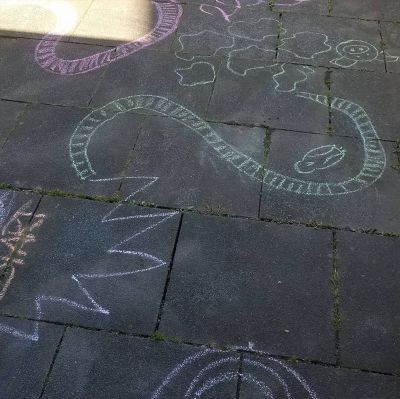 In Matschepfützen springen und auf einem Balken wie ein Pinguin watscheln. Die Große war eine ganze Weile beschäftigt. Danke shesmile_doityourself. Der Plan für morgen: Im Wendekreis eine Riesen Flitzeschnur anlegen damit auch andere Kinder was davon haben.