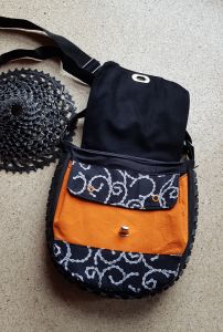 Handtasche Ulla genäht aus einem alten Fahrradreifen von GrünBlauMeliert, Nähanleitung und Schnittmuster von shesmile DIY.