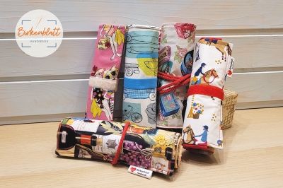 Genäht habe die Rolle in verschiedenen Variationen aus bunten Soffen, u.a. als Kosmetik-, Stifte-, Kabelrolle. Die Nähanleitung und Schnittmuster gibt es für ein Rollmäppchen RollPack in vielen verschiedenen Varianten und Größen. Die fertigen Mäppchen sind im Etsy-Shop "BirkenblattHandmade" käuflich zu erwerben!