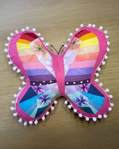 Ich habe den Schmetterling fertig, den ich für ein kleines Mädchen genäht habe ... Du darfst das Foto gerne zeigen.
