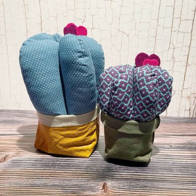 Ein Kaktus kommt selten allein und dann sind es Kakteen. shesmile hat da ein tolles Schnittmuster parat- den Kaktus Frieda. Ich habe beide Größen genäht, der Große hat 20cm in der Höhe, der Kleine 15cm. Nun sind Bilder von genähten Werken generell nicht so einfach zu machen, aber bei Kakteen wird es echt schwer. Ein kleines 🫶🏻 für die Wendeboards von @cherrypicking_anke, die lieb ich sehr. Ich habe hier nur Reste und Abschnitte verwendet, meine Füllmaterial hat sich zu meiner Freude auch stark dezimiert und ich finde sie können sich sehen lassen. Statt Topf gab es hier Utensilos (Reste müssen schließlich weg).