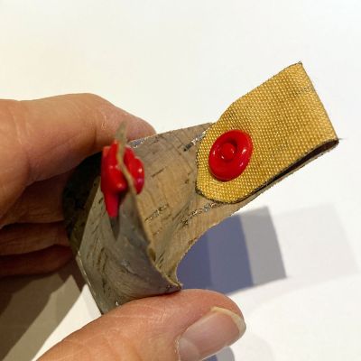Ich habe als Druckknopf (in Ermangelung anderer) KamSnap genommen. Es funktioniert gut aber ist etwas zu dick.