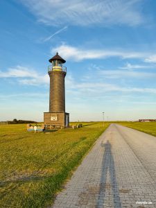 Leuchtturm Memmertfeuer im Sonnenaufgang auf Juist
