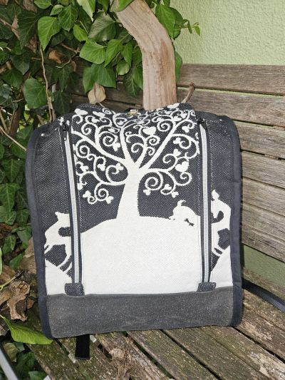 Dieser Rucksack ist der Grund warum ich bei shesmile gelandet bin. Ich habe ein Paket mit TT Resten bestellt und darin waren auch ein paar bereits zugeschnittene Teile die nach einem Rucksack aussahen. Nach Rücksprache mit der Verkäuferin meinte sie, das müsste ein Schnittmuster von shesmile sein, aber ganz genau wüsste sie es nicht. Also gestöbert, Teile verglichen und dann das Schnittmuster gekauft. Ein paar Teile nachgebaut, ein wenig improvisiert und das ist das Ergebnis.