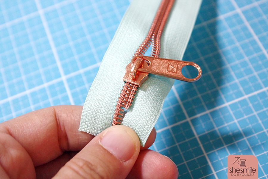 Tutorial: So bekommt man den Zipper schnell und einfach auf einen Endlosreißverschluss. Eine Schritt-für-Schritt Fotoanleitung von shesmile.