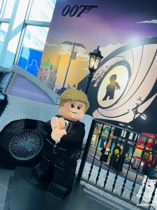 James Bond samt Aston Martin in Originalgröße