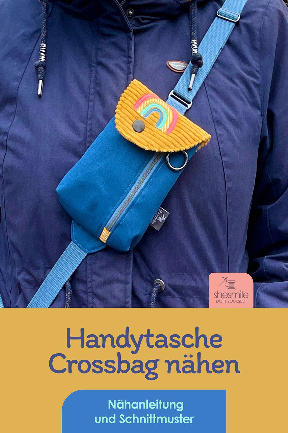 Eine Handytasche "Smartkram" als Crossbag mit Regenbogen-Applikation