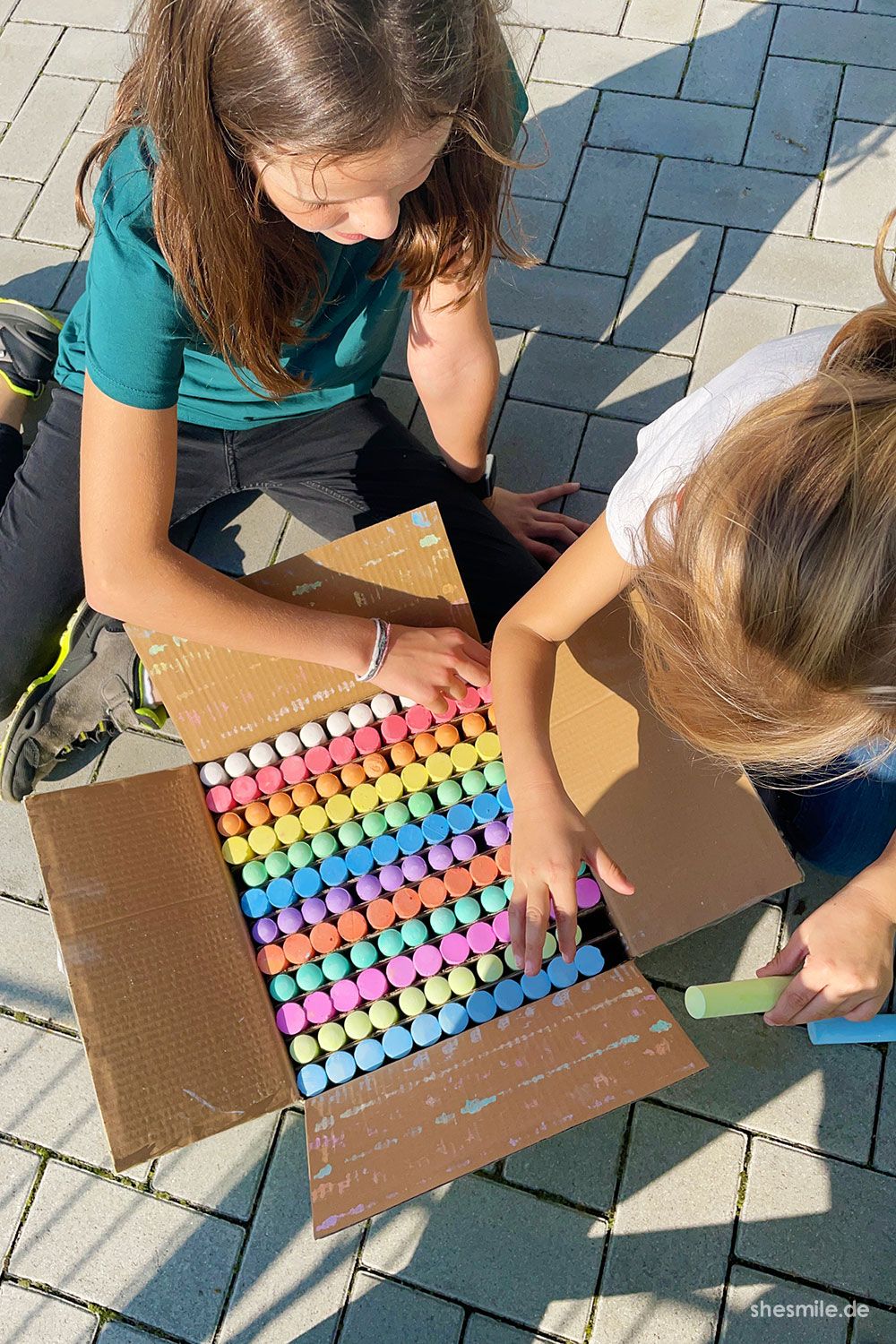 Unsere Kinder lieben es mit Straßenkreide zu malen. Als Überraschung gabs deshalb vor kurzem einen großen Karton neuer Kreiden. 144 Stück in 12 verschiedenen Farben. Die Qualität der Kreiden ist richtig gut und wir werden sicher lange Freude daran haben. Der Preis ist mit 19 Cent pro Stück auch mega günstig in der Großpackung. Mama glücklich. Kinder glücklich. Was will man mehr?