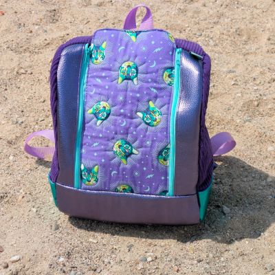 Beide Schnittmuster wollte ich schon ganz lange nähen. Die Handytasche, weil ich oft mit den vier Kindern unterwegs bin und schnell mein Telefon unterbringen muss; der Rucksack soll uns zukünftig auf unseren Ausflügen begleiten. Den KlapPack habe ich direkt mit in den Kurzurlaub genommen, er hat uns im Leipziger Zoo und am Cospudener See mit Trinken und Snacks versorgt und ich finde ihn soooo super! Danke für die tolle Aktion!