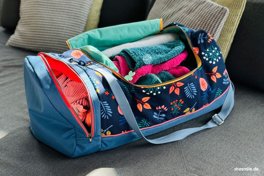 Eine Nähanleitung mit Schnittmuster in 2 Größen von shesmile DIY. Tasche BigKlappAuf - Entstehungsprozess und Details zur großen Reisetasche.