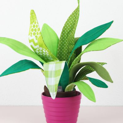 Die Zimmerpflanzen aus Stoff für Allergiker, das Kinderzimmer, Vielreisende, kranke und alte Menschen, schattige Plätzchen oder Pflanzendummies! Wähle aus Sansevieria, Monstera, Kaktus in 2 Größen, Knopfblume, Tulpe in 3 Varianten oder Sonnenblume.