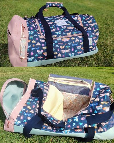 Ich habe die Tasche BigKlappAuf von shesmile genäht. Diese benötige ich für meinen Rehasport. Sie motiviert mich mit den tollen bunten Insekten und Schmetterlingen jedes Mal aufs neue und macht gute Laune. Ich habe sie extra in der großen Größe genäht, so kann ich sie auch mit zum Schwimmen nehmen oder auch als Wochend-Reisetasche benutzen. Die Nasstasche und der Boden sind aus Wasserabweisenden Outdoor Stoff genäht, die Motivstoffe außen und innen  sind aus Baumwolle.