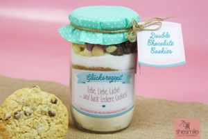Bastelanleitung, Rezept und Druckvorlage gestaltet als PDF-E-Book und Digistamp von shesmile für eine leckere Geschenkidee zu jedem Anlass. Drei verschiedene Themen/Sprüche sind enthalten: Liebesrezept! Eure Liebe hält ewig. Glücksrezept! Unsere Freundschaft hält ewig. Dankeschön! Die Erinnerung an unsere schöne Zeit hält ewig. So kannst du die Backmischung zur Hochzeit, zum Jahrestag, Jubiläum, als Abschiedsgeschenk im Kindergarten oder Schule, Geburtstag, Gastgeschenk oder auch einfach so verschenken und dem Beschenkten ein leckere Freunde bereiten.