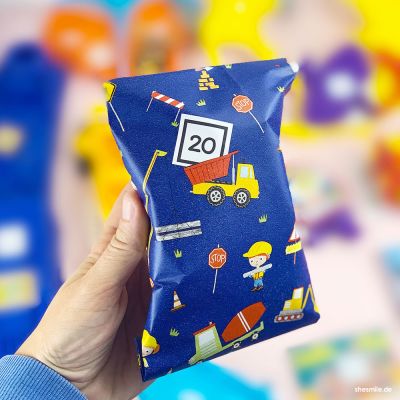 Ich liebe es 24 Päckchen jedes Jahr für meine Neffen zu verpacken. Die passenden Zahlen werden vorher auf Aufkleberpapier ausgedruckt und aufgeklebt. Wenn es so perfekt passt wie bei diesem Geschenkpapier ists natürlich besonders schön.
