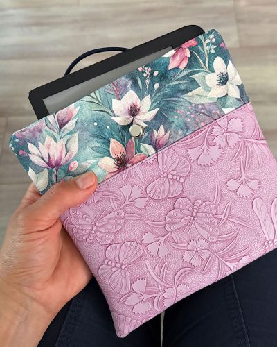 Ich habe die Schutztasche für Tablets genäht. In meinem Fall ist sie für meinen EBook-Reader, damit ich ihn überall mit hin nehmen kann. Ich habe eine Stoffkombi aus strukturiertem Kunstleder und einem farblich passenden Canvas gewählt. Die Farben dafür sollten luftig leicht sein und ein unbeschwertes Sommerfeeling ausstrahlen. 🩷