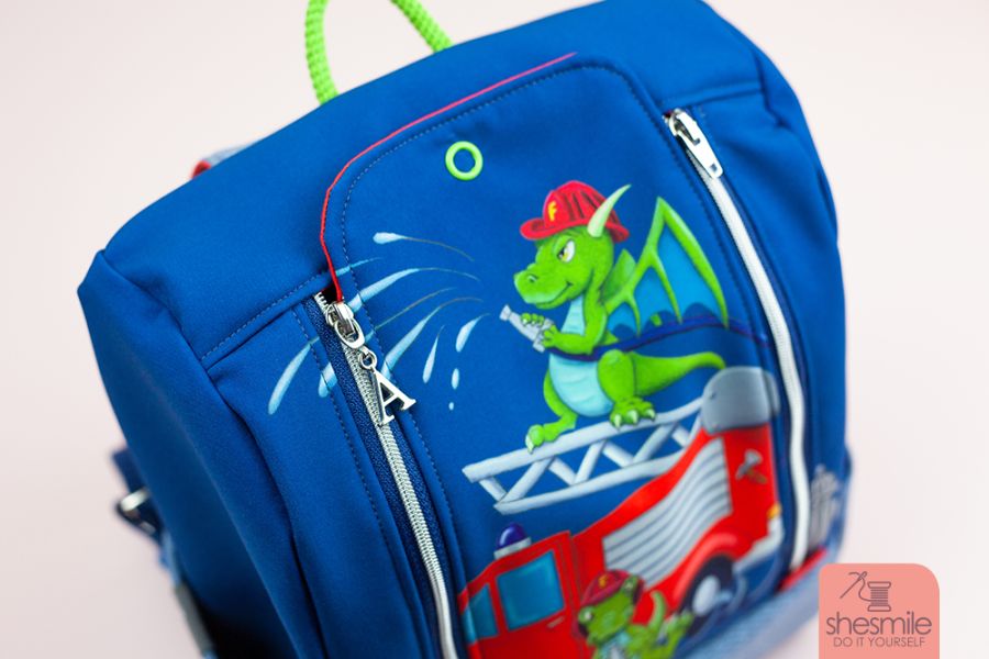 Tatütata! Anton wird 1 Jahr! Ein Kindergarten Rucksack KlapPack aus dem Softshell-Panel Feuerwehr und Drachen von Hessekinner. Nähanleitung und Schnittmuster von shesmile.