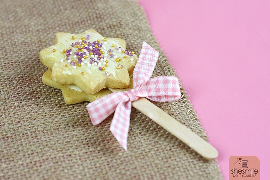 Ein Zauberstab aus Butterplätzchen und Zuckerperlen zum Essen. Eine Backidee mit Lieblingsrezept von shesmile. Perfekt zum Verschenken, als Gastgeschenk, Tellerdeko oder Mitgebsel für den Kindergeburtstag.