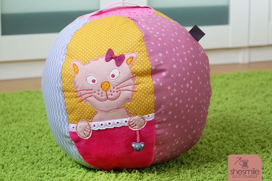 Ein Adventsballon als Spielball als Geschenk zur Geburt