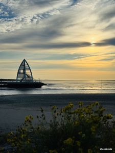 Seezeichen im Sonnenaufgang auf Juist