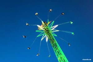 Golden Tower, Dæmonen, Rutschebanen in Dauerschleife und Star Flyer bei Nacht. Tivoli - unser magischer Tag im historischen Freizeitpark in Kopenhagen.