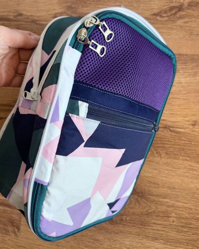 Das ist mein 5. Packwürfel, den ich diesen Monat genäht habe. Die ersten beiden waren für mich, 3+4 waren ein Geschenk für meine reisebegeisterte Cousine und diesen süßen Packwürfel habe ich für meine Mama genäht, die oft Wochenendtrips macht und sich eine nette Aufbewahrung für die kleinen Waschestücke wie Socken, Unterhosen etc gewünscht hat. Sie hat sich tierisch über den Packwürfel gefreut und direkt ausprobiert. Besonders beeindruckt war sie vom Zipkram-Zipper und der tollen Verarbeitung innen. Ich habe die Stoffe vom Altonaer Stoffmarkt, wo es viel Deadstock Stoffe gibt. Die Reißverschlüsse und der tolle Mesh-Stoff sind alle von Alles für Selbermacher.