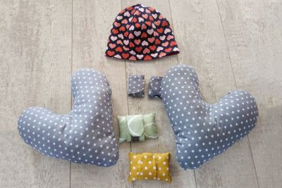 Die Portkissen für BH und Gurt. Die Beanie um den Kopf während der Chemo zu schützen. Die Herzen um Entlastungen zu geben. Die Kollegin von meinem Mann wird sich vielleicht ein bisschen drüber freuen.