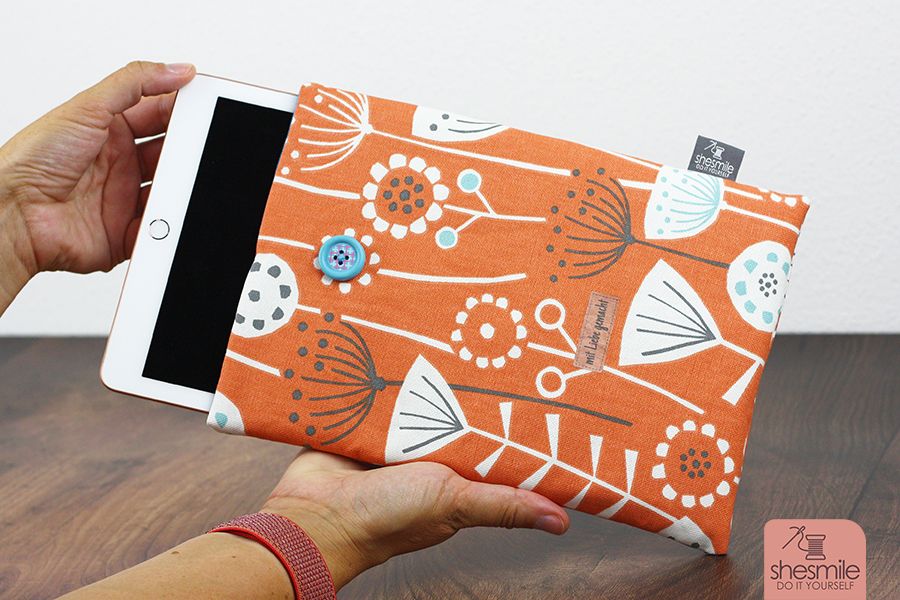 Nähanleitung für alle Größen und Modelle gestaltet als PDF-E-Book von shesmile für eine einfache, gepolsterte Schutztasche aus Stoff für Handy, Tablet, E-Book Reader oder Laptop. Schnittmuster selbst erstellen, passend für alle Größen und Modelle.