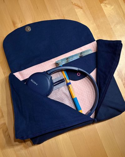 Tasche Smartkram 10" für den „Kleinkram“ im Urlaub: eBook, Buch, Kopfhörer, Reisetagebuch, Kabel, Stift. Endlich eine Tasche, in der alles steckt, die in das Handgepäck gepackt werden kann, aber auch im Auto griffbereit ist. Und es muss nicht alles einzeln aus der Handtasche genommen werden, wenn man z.B. etwas besichtigt. Als Außenstoff habe ich Canvas verwendet, der Magnolienstoff(-rest) liegt schon länger und hat auf das richtige Projekt gewartet. Innen habe ich dünnen Baumwollstoff verwendet. Die Außenschichten sind mit dickerer Vlieseline verstärkt, die inneren Unterteilungen nur ganz leicht.