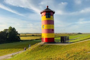 Ruhe und Entspannung statt Lärm und Action. Unser Anreisetag: Morgens am Pilsumer Leuchtturm, Abends am Juister Strand. Reisetagebuch von shesmile Erlebnisse.