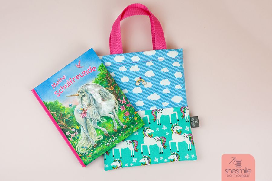 Eine kostenlose Nähanleitung mit Schnittmuster für alle Größen? Freebook Taschilo von shesmile. Schutztasche für das Einhorn Freundebuch meiner Tochter nähen.