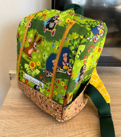 Ich hatte das Schnittmuster schon recht lange auf meinem Rechner, da ich es sehr ansprechend fand. Mein Sohn braucht nun für den Herbst einen Kita-Rucksack, dazu hatte ich einen Reststreifen Canvas vom kleinen Maulwurf, den ich dafür ideal hielt. Am meisten habe ich beim Schrägband innen geflucht, da es aber von außen recht ordentlich aussieht, kann ich da wohl drüber hinweggehen :) Insgesamt hat es mir sehr viel Spaß gemacht, und ich finde das Ergebnis goldig.