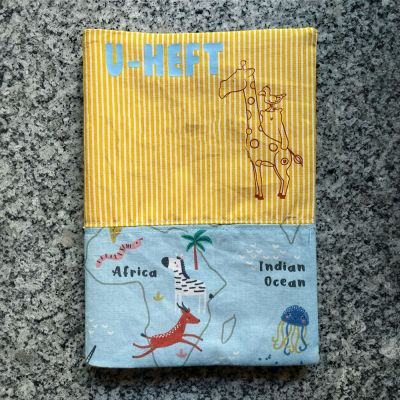 Der U-Heft Schutzumschlag ist super praktisch und nutzen wir in Zukunft sicher super gerne. Damit haben wir gleich alle wichtigen Dokumente für den Arztbesuch beisammen. Für meinen Gelb liebenden Sohn ❤️ Die Plotterdatei ist von EmmaPünktchen und heißt "Ganze Bande".
