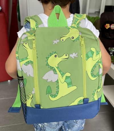 Das KlapPack-Schnittmuster wurde mir schon oft empfohlen. Und als ich dann bei der Taschenmanufaktur vor Ort einen super süßen KlapPack live sah, musste ich auch unbedingt selber einen für meinen Sohn nähen. :) Die Anleitung ist sehr gut verständlich geschrieben! Hier habe ich das erste Mal mit Softshell genäht, was gar nicht so einfach war. Aber die Tipps (in der Anleitung und aus der Community) haben geholfen. Ich bin total stolz auf das Nähergebnis und mein Sohn hat sich mega gefreut. Danke dafür!