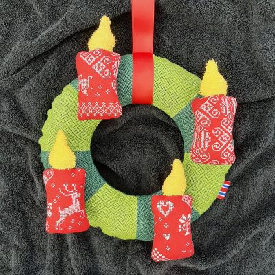 "Der nächste Advent kommt bestimmt!" - und in dem (und vielen weiteren) soll mein "Klett mal Vier"-Adventskranz an meiner Wohnungstür die vielen Airbnb-Gäste im Haus erfreuen; da schon anderes weggekommen ist, habe ich vorsichtshalber ein paar extra Kerzen (mit Flammen aus gelbem Frottee) genäht.
Für den Kranz habe ich einen sehr groben Stoff (Jute) verwendet, um in ihn vielleicht mit Stechpalmenblättern und -beeren bestücken zu können.