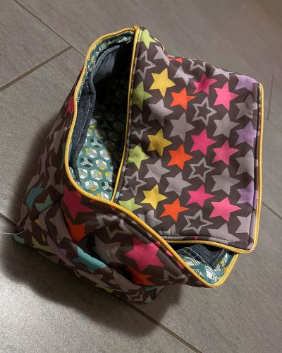 Ich habe die Tasche BigBeauty genäht. Ich habe sie als Foto-/ Stifte-/ Klebezettel-/ Füller-/ Kleber-/ PC-Maus- Aufbewahrungstasche gebraucht. Diese Dinge benötige ich für die Portfolio-Arbeit im Kindergarten. Ich liebe sie einfach. Mir war es wichtig, eine große Tasche zu nähen in der es auch Innenfächer für Kleinkram gibt.