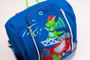 Tatütata! Anton wird 1 Jahr! Ein Kindergarten Rucksack KlapPack aus dem Softshell-Panel Feuerwehr und Drachen von Hessekinner. Nähanleitung und Schnittmuster von shesmile.
