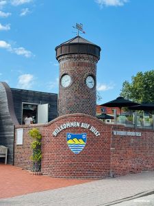 Auch der alte Bahnhofturm heißt uns Willkommen