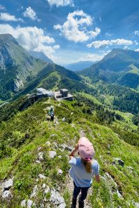 Blick auf die Bergstation vom Gipfel aus