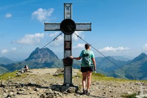Auf 2.224 m mit Panoramablick auf die Pinzgauer Alpen im Nationalpark Hohe Tauern: Wildkogel Gipfelkreuz - Wandern mit Kindern in der Wildkogel Arena.